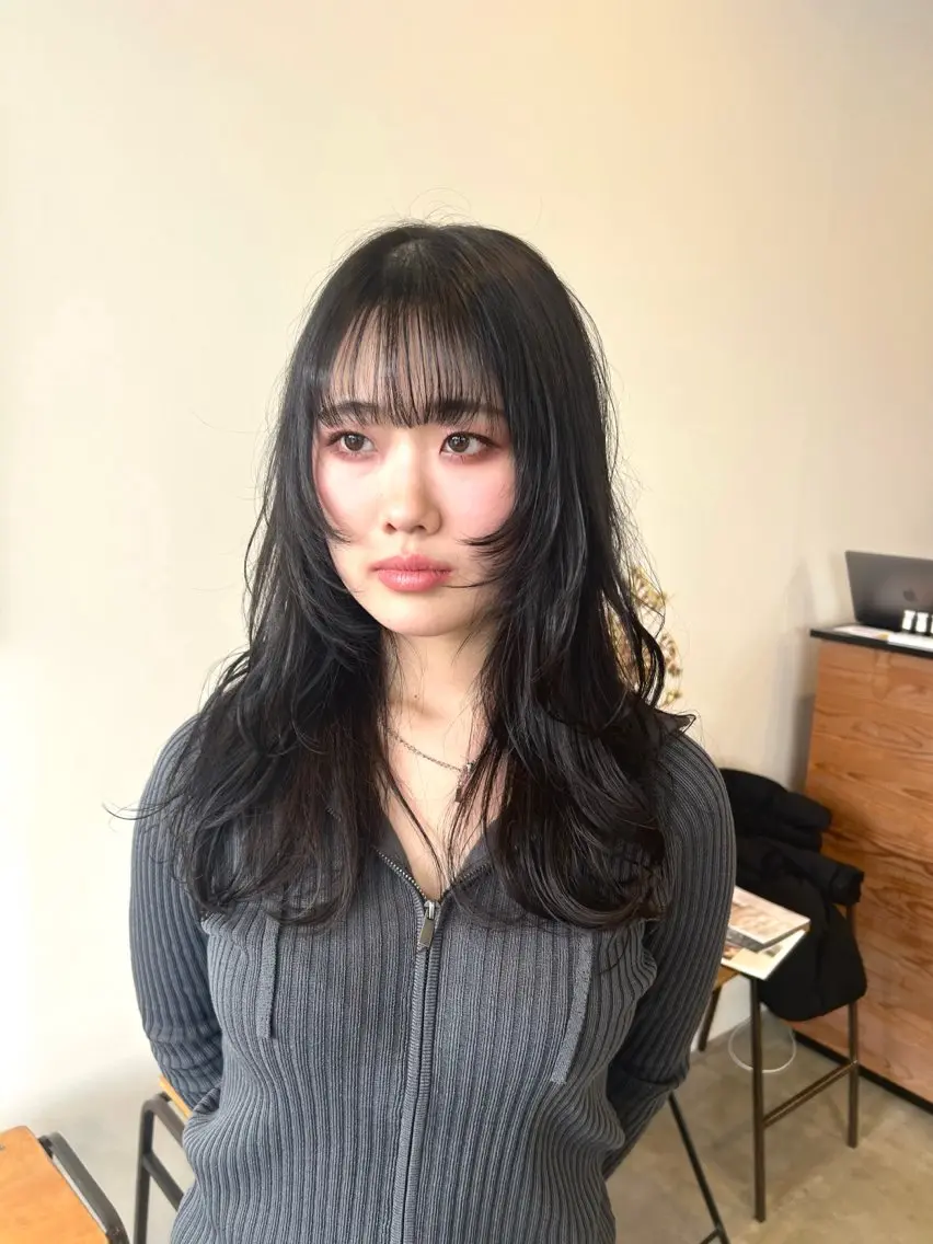 セミロング アッシュ アッシュグレー アッシュグレージュ レイヤーカット plus HAIR いずみのヘアスタイル