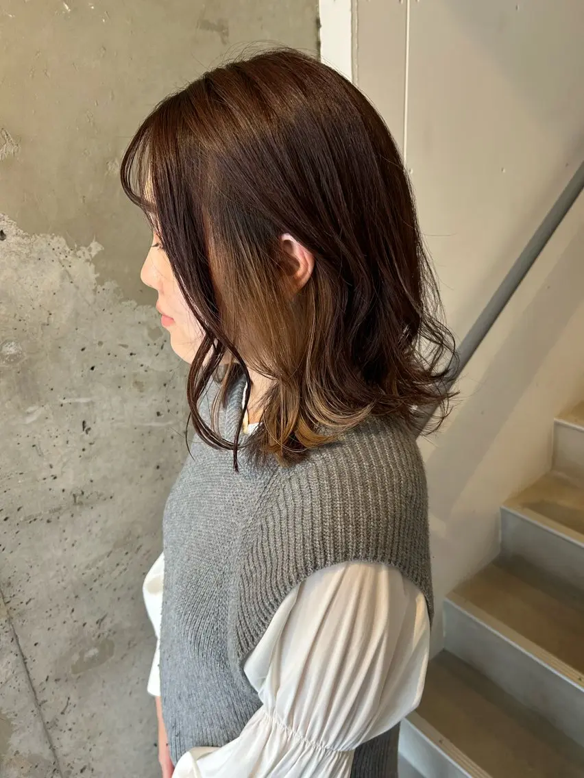 ミディアム カラー ベージュカラー インナーカラー ホワイトベージュ ヘアカラー トリートメント ウルフカット レイヤーカット上柿のヘアスタイル