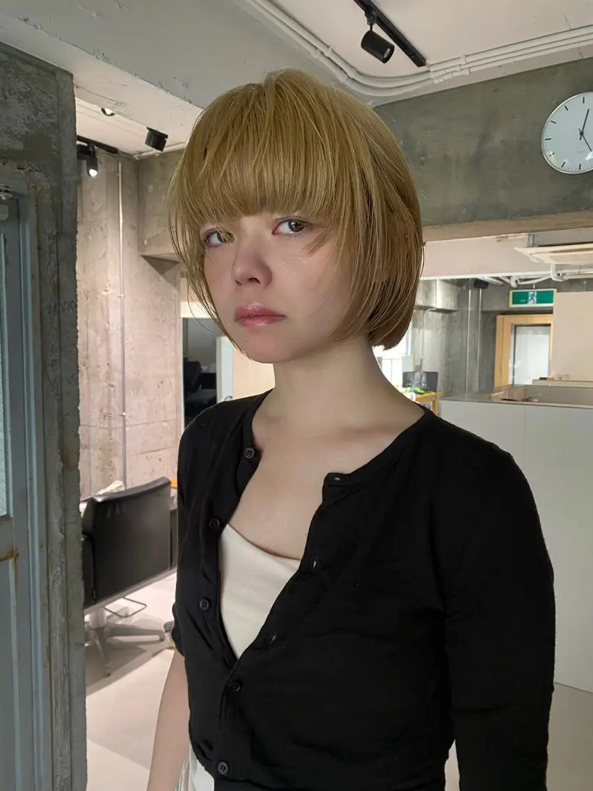 ショート カラー 黒髪 ブリーチ イエローカラー ☪️ブリーチ特化施術 /レイヤー🪽aiのヘアスタイル