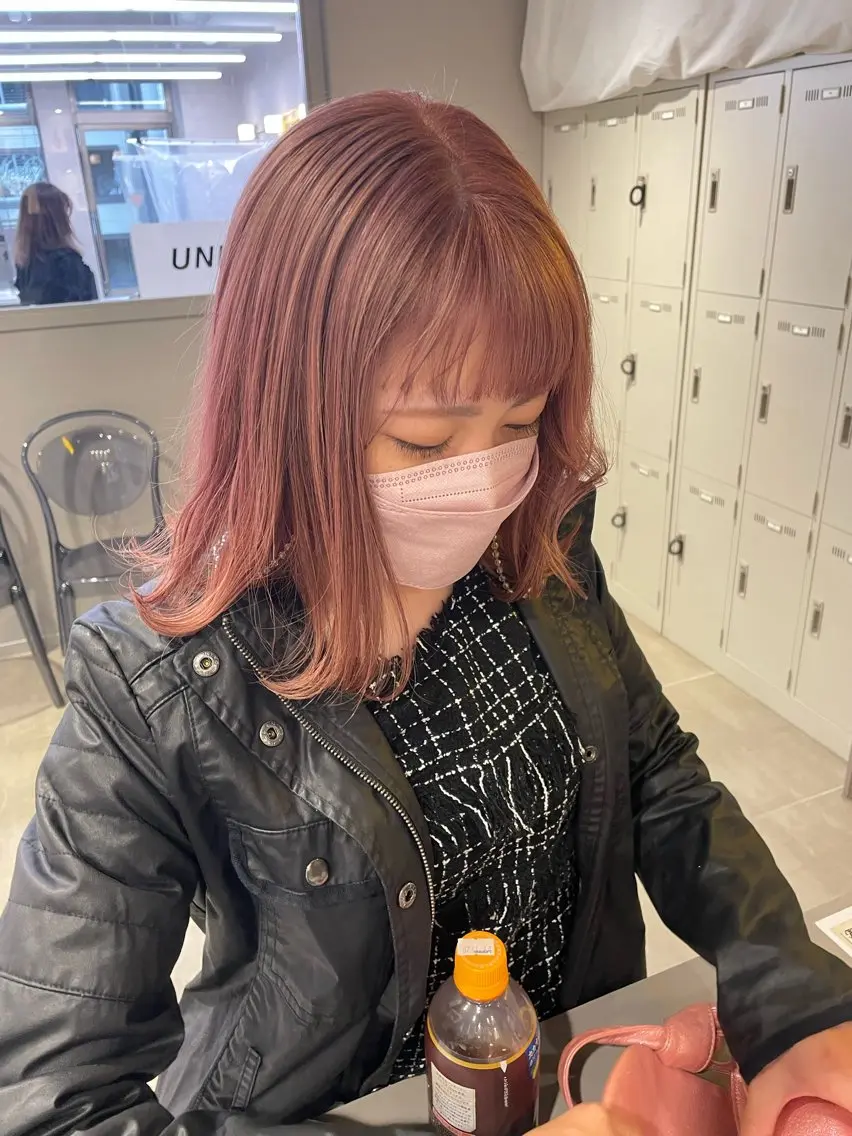 ミディアム カラー 抜け感レイヤー︴ ニュアンスカラーのヘアスタイル