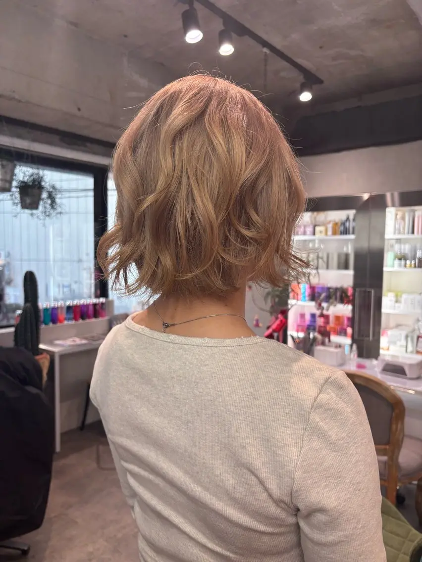 ミディアム カラー ヘアアレンジ 切りっぱなしボブ ブリーチ ダブルカラー イヤリングカラー ハイライトカラー ヘアカラー iona/ハイトーン /ネイルのネイルデザイン