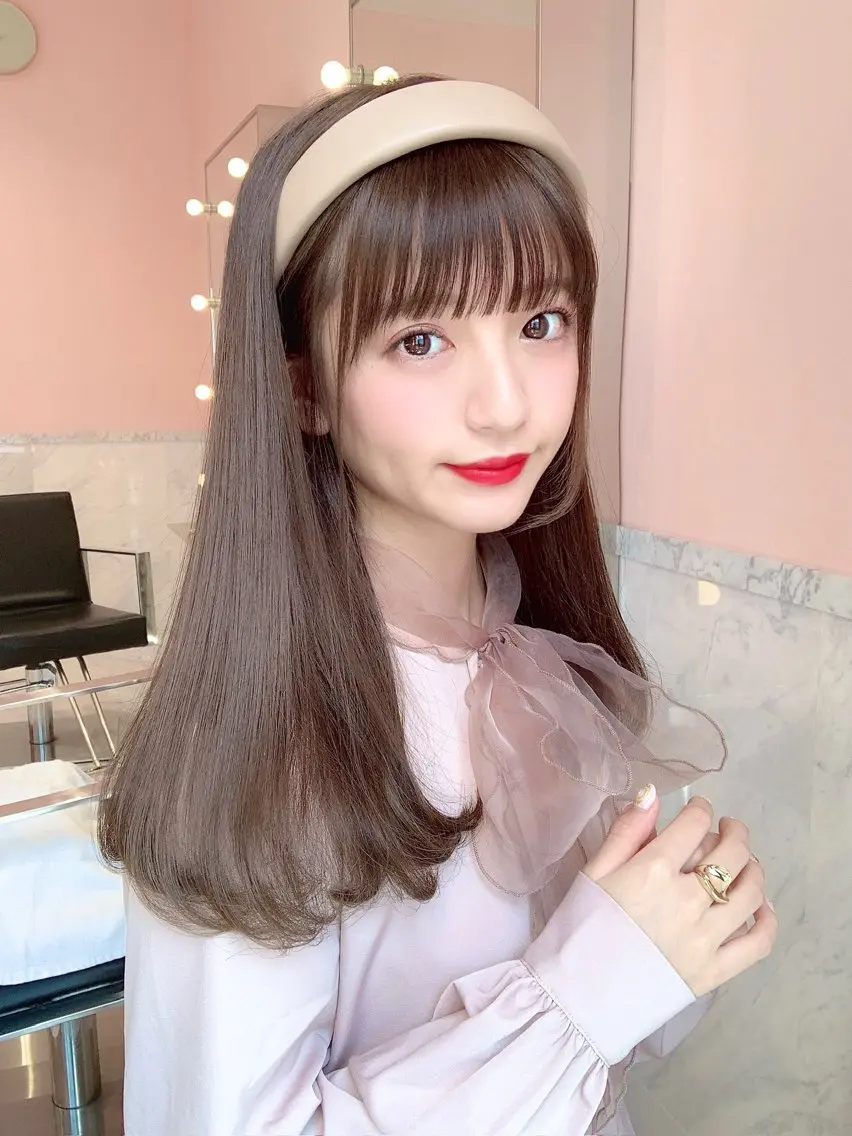 セミロング カット ヘアカラー トリートメント LOUIS しおりのヘアスタイル