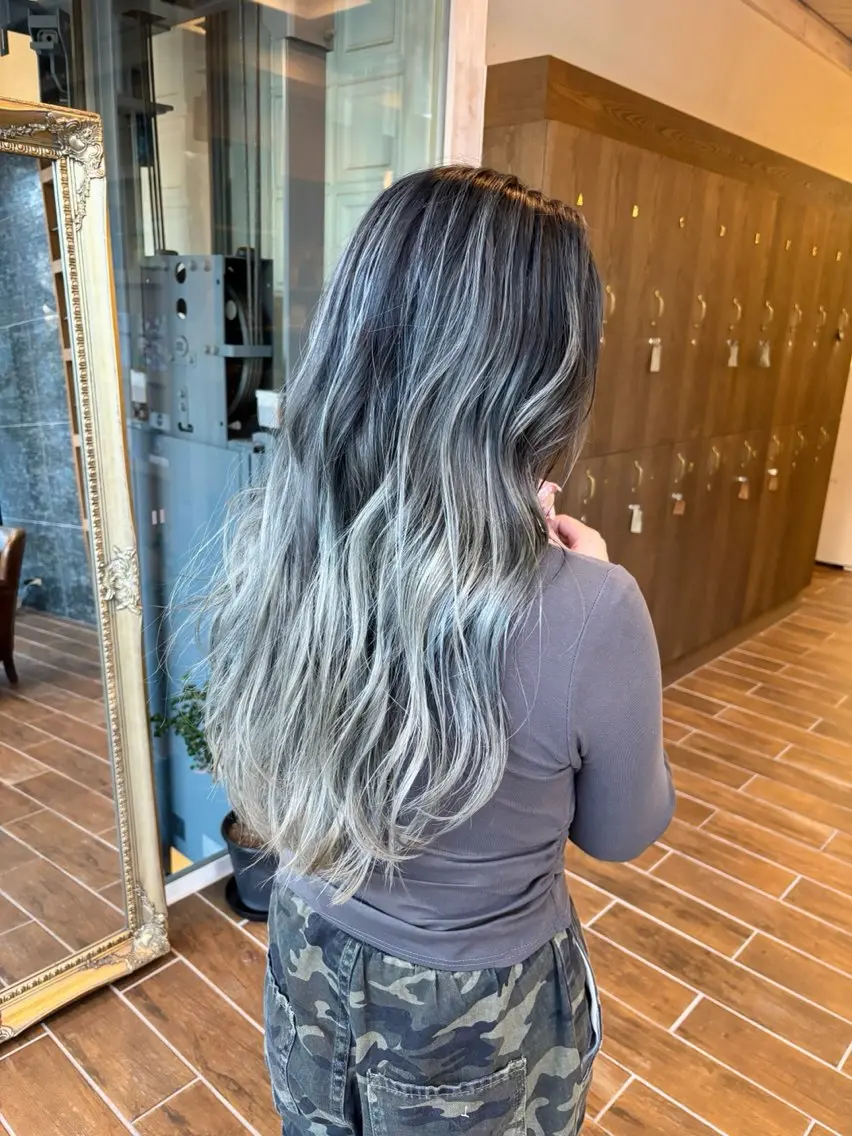 ロング レイヤーカット ヘアカラー ハイトーン/デザイン カラー/るいのヘアスタイル
