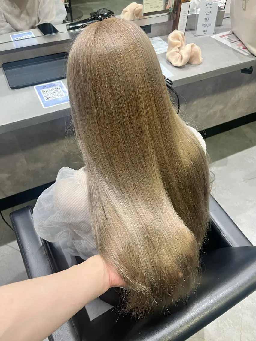 ロング カラー ベージュカラー ミルクティーベージュ ヘアカラー 伊藤 由妃乃のヘアスタイル