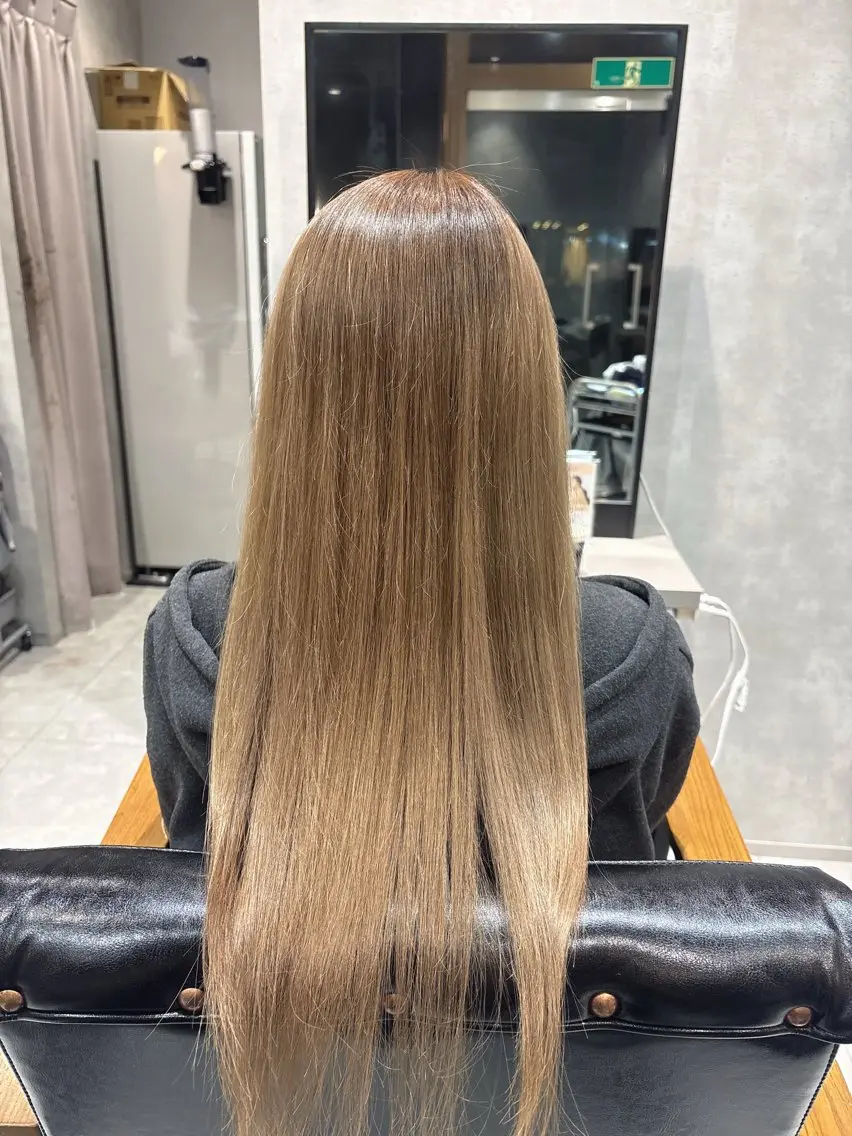 カラー アッシュ ブリーチ ミルクティーアッシュ ヘアカラー 笹木 怜羅のヘアスタイル