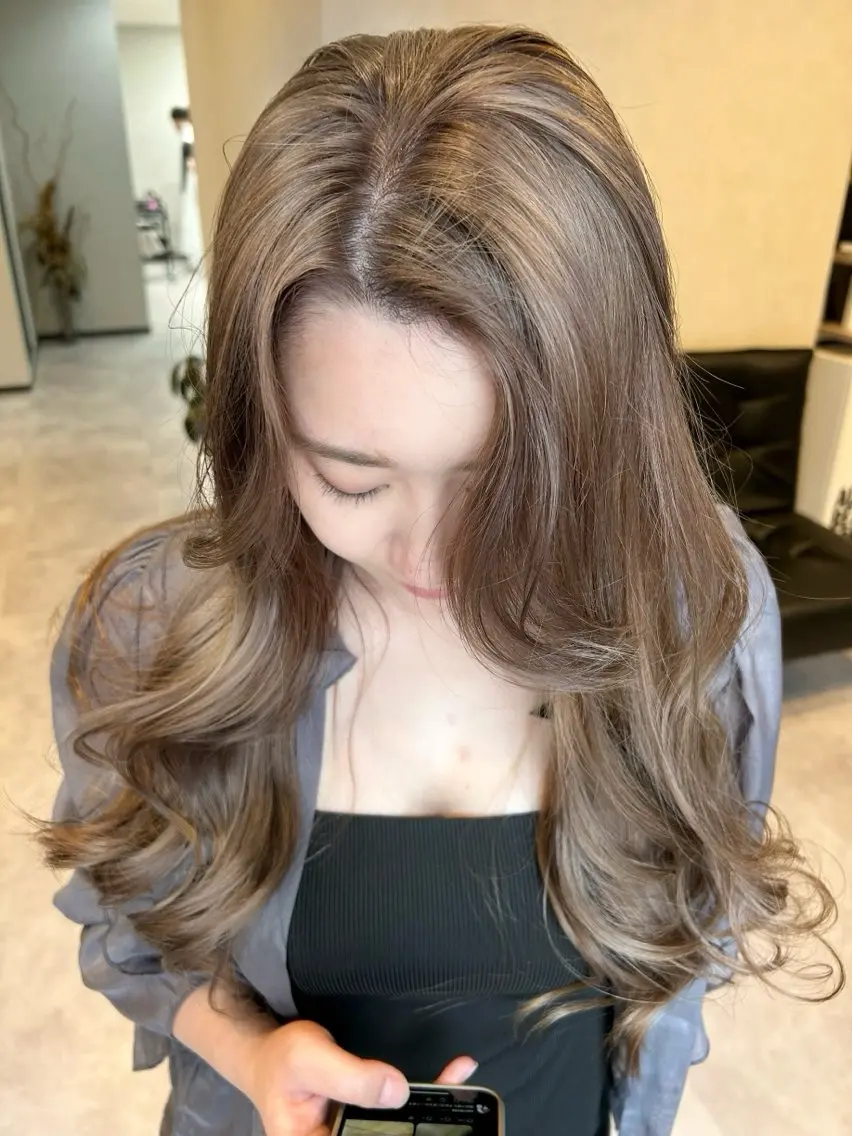 ロング カラー ベージュカラー ミルクティーベージュ ロング ご予約はインスタ のみ🌿@n7g10のヘアスタイル