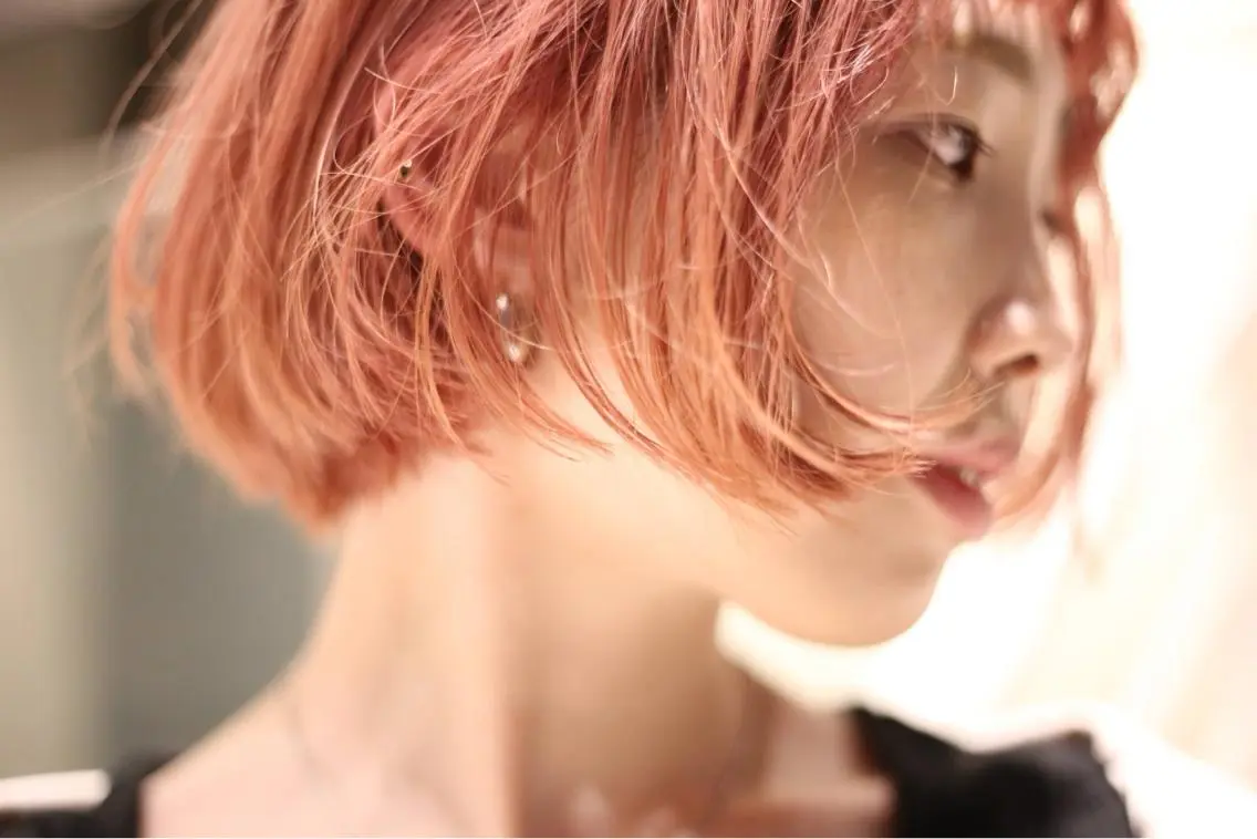 ショート カラー 切りっぱなしボブ ショートボブ バレイヤージュ ベージュカラー ブリーチ AKUTSU KOICHIのヘアスタイル