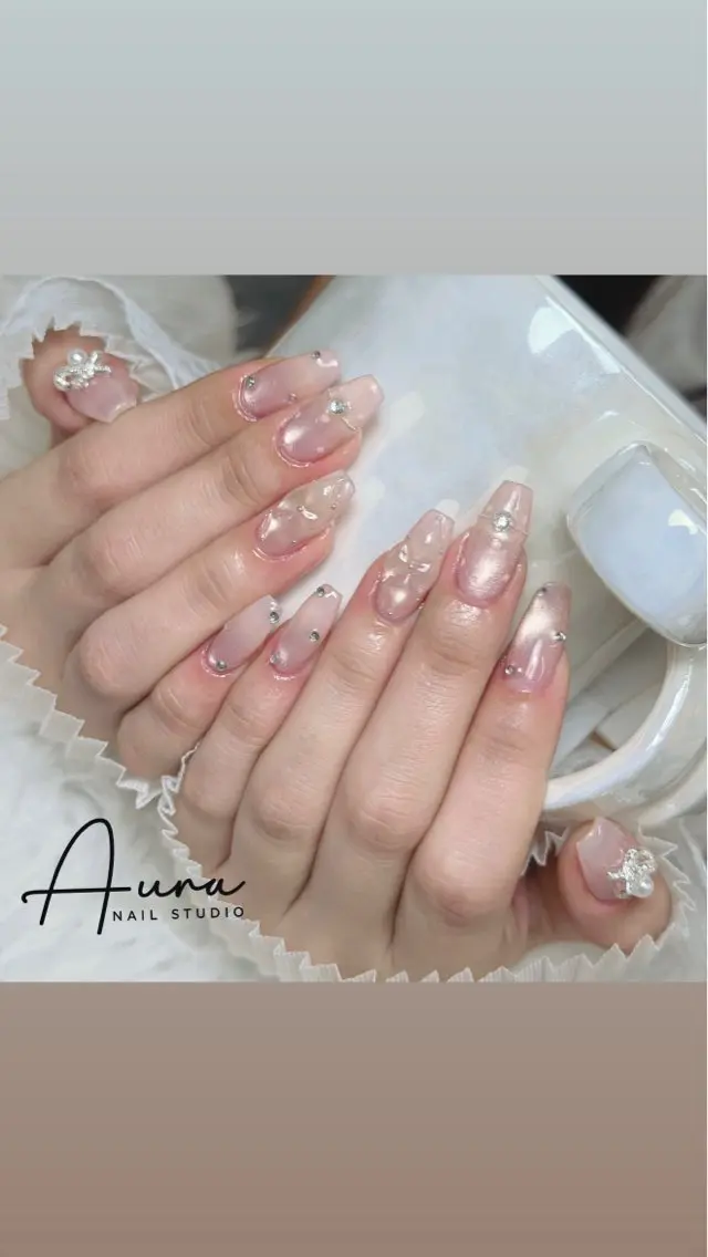 ネイル オーロラネイル フレンチネイル ガラスフレンチ キラキラネイル 韓国ネイル ハンドネイル Aura Nail Studioのネイルデザイン