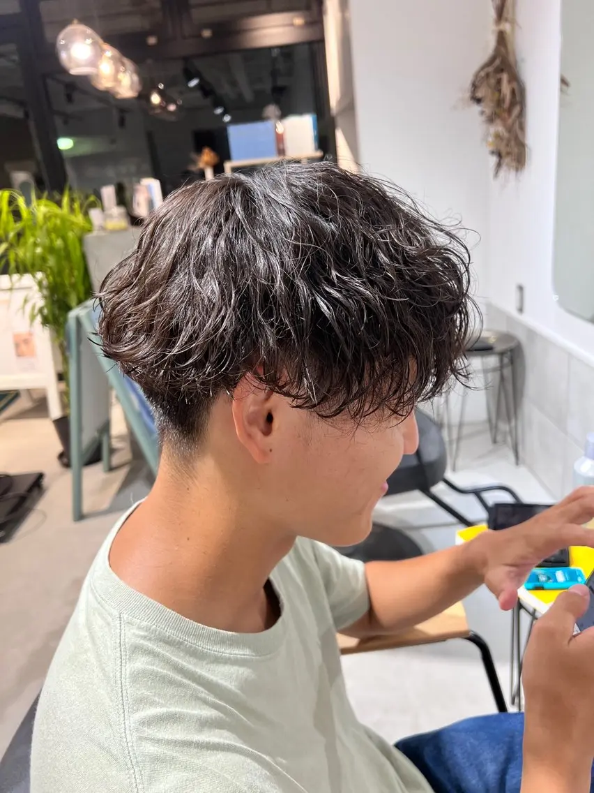 ミディアム パーマ メンズ ミディアムパーマ メンズパーマ 波巻きパーマ カット パーマ メンズカットパーマ ✂️ JOYAのヘアスタイル