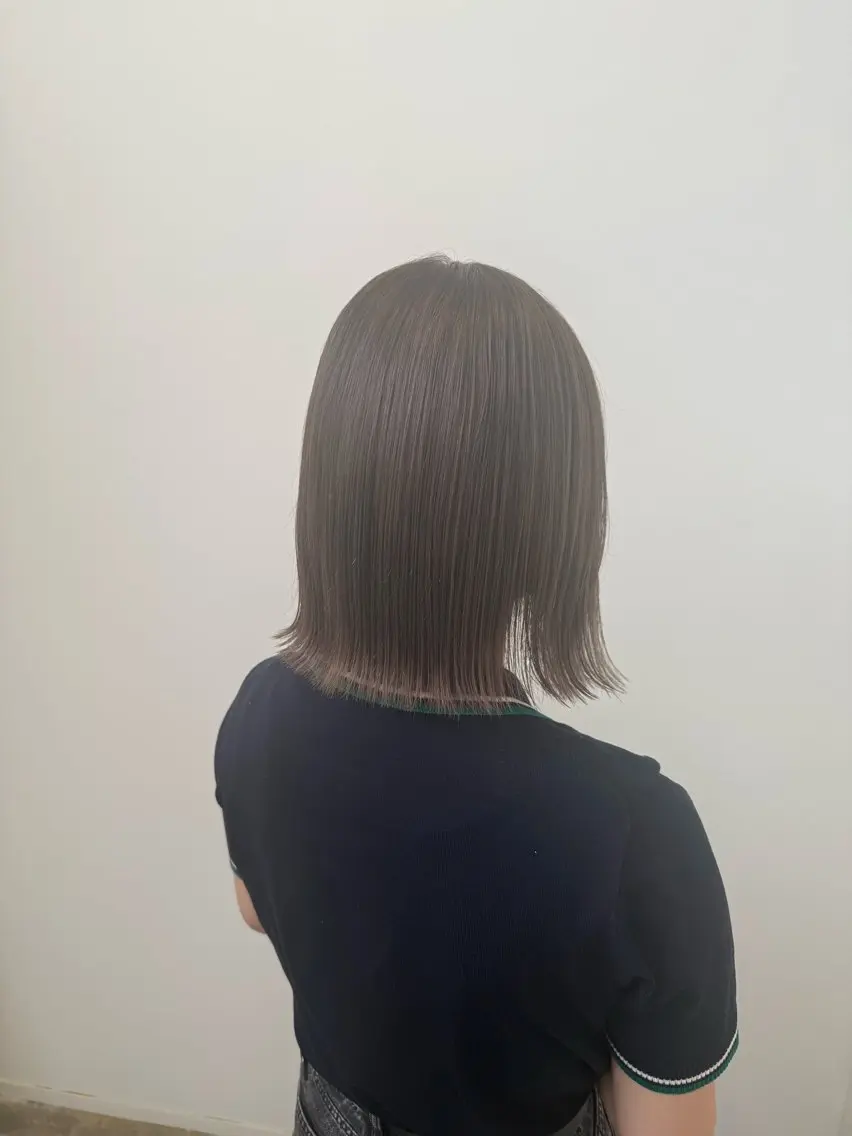 ミディアム カラー ベージュカラー ブラウンカラー ブラウンベージュ くすみブラウン カット ヘアカラー 吉川 莉央のヘアスタイル