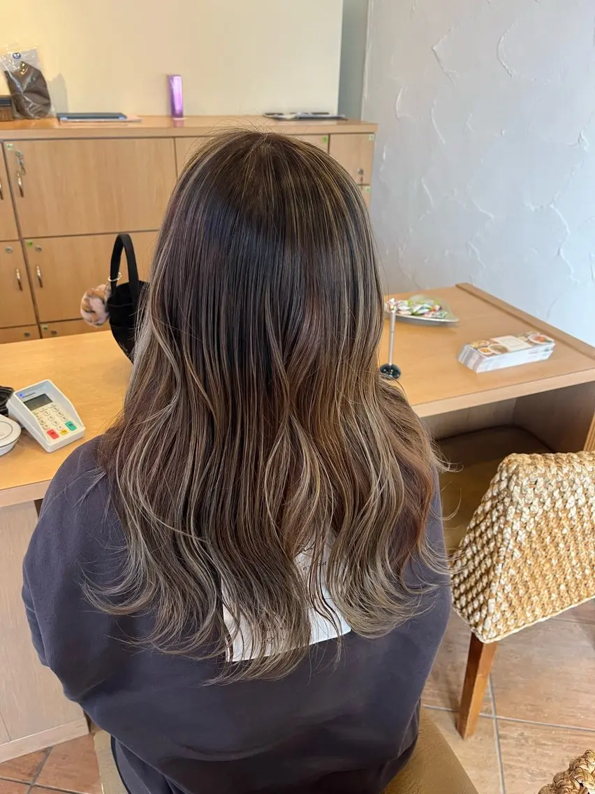 セミロング ハイライト ヘアカラー 西田 早輝子🍊のヘアスタイル