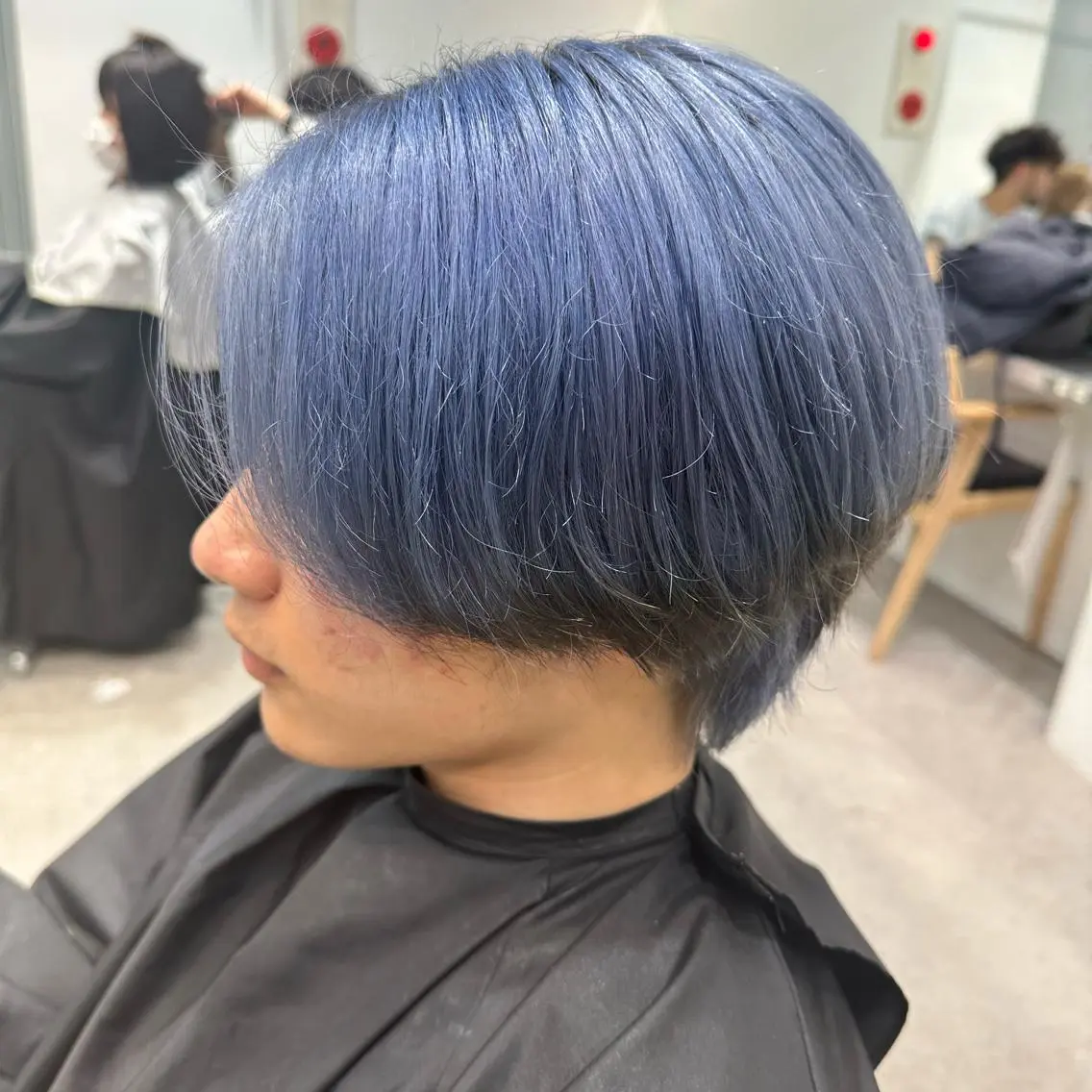 ショート カラー ブリーチ ブルーカラー シルバー 当日予約⭕️ 太田のヘアスタイル