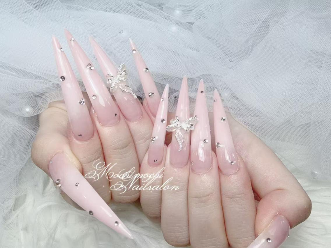 ネイル 長さ出し キラキラネイル 韓国ネイル ロングネイル マグネットネイル ハンドネイル ハンドケア Akira✨ nailのネイルデザイン