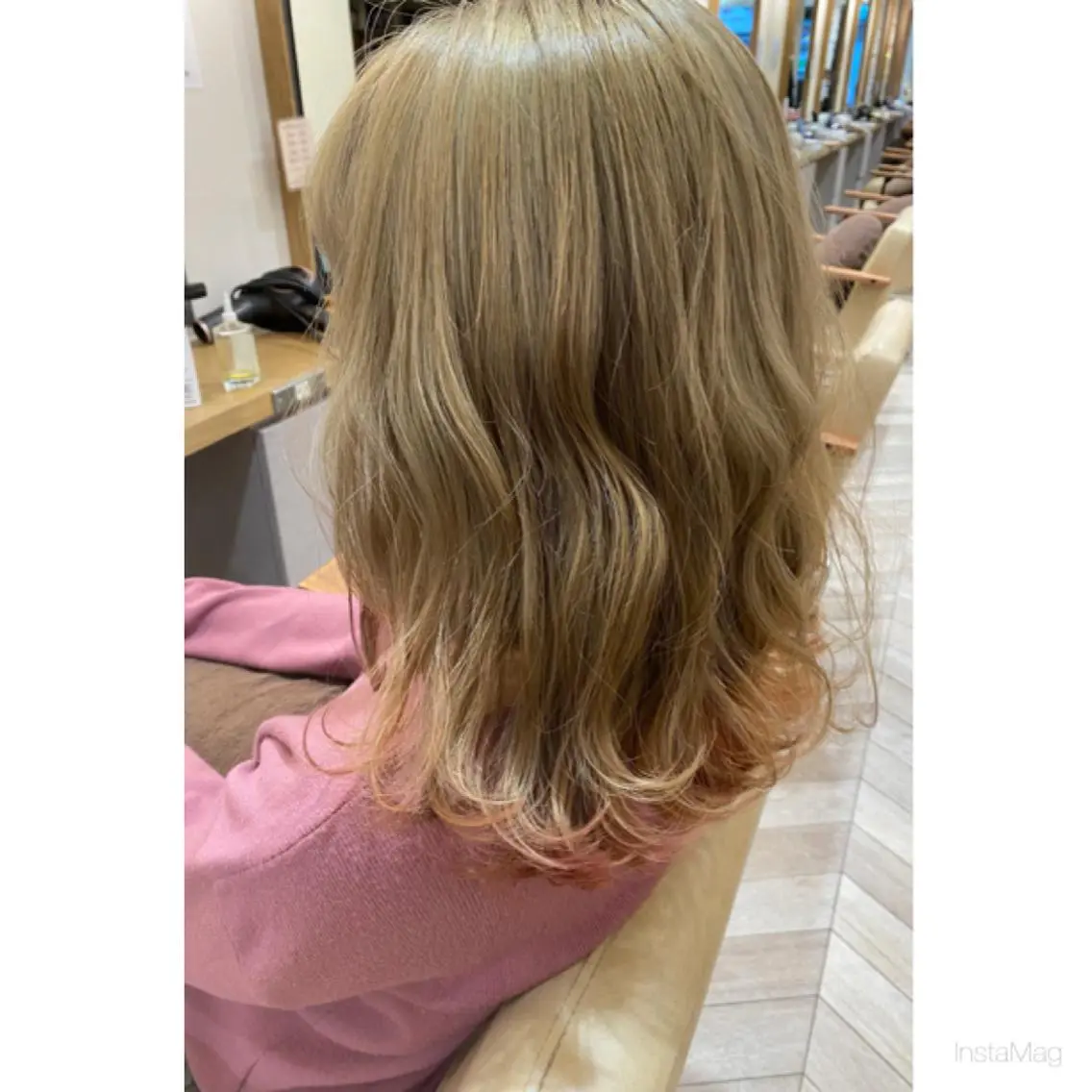 ミディアム カラー ハイトーンカラー レイヤーカット カット ヘアカラー 岩間 香純のヘアスタイル