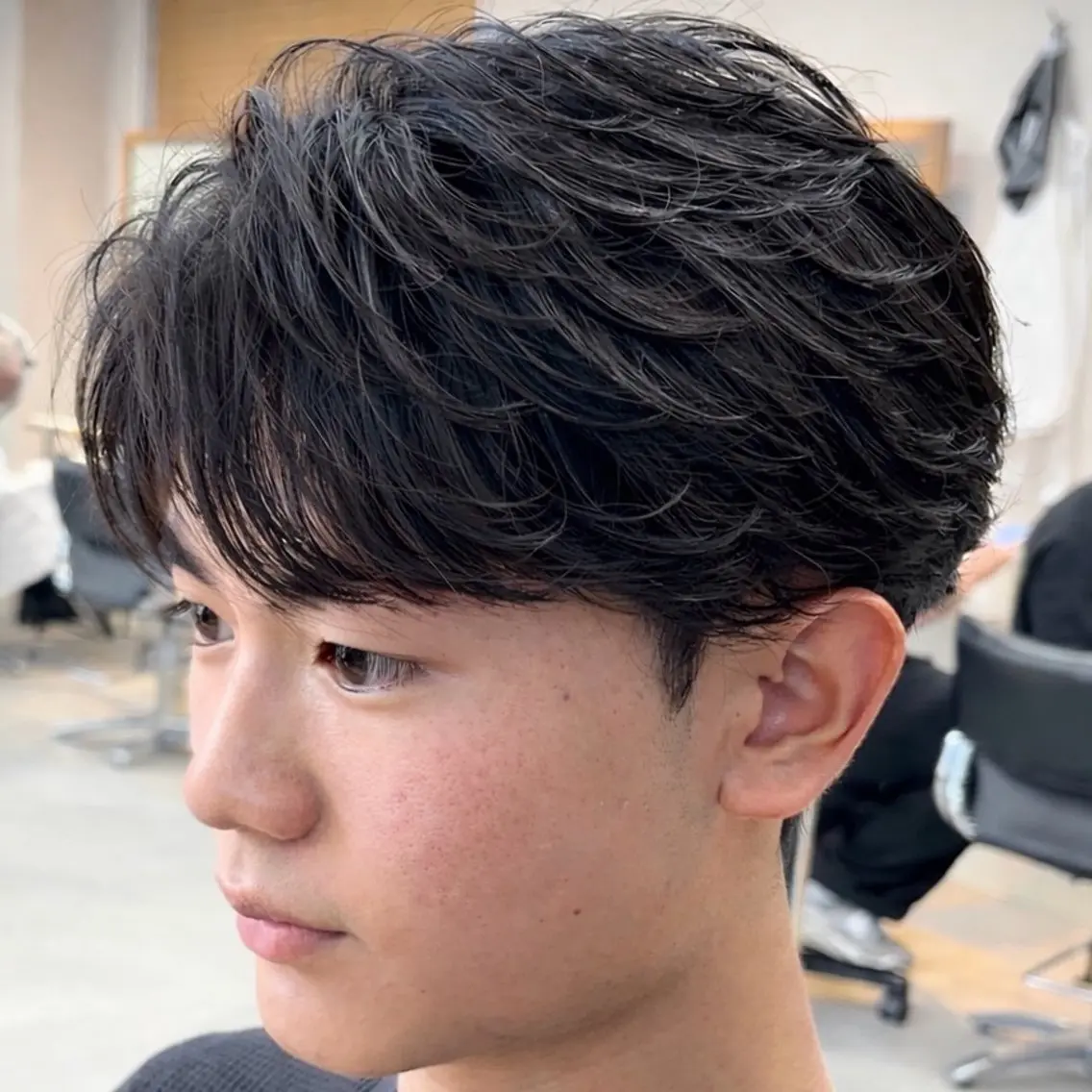 パーマ メンズ センターパート フェザーパーマ メンズパーマ 刈り上げ カット パーマ 男の理想を叶える🔥 メンズパーマ特化|関のヘアスタイル
