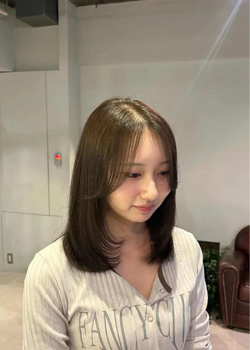 ミディアム カット ヘアカラー ナチュラルレイヤー |艶髪|AYAKOのヘアスタイル