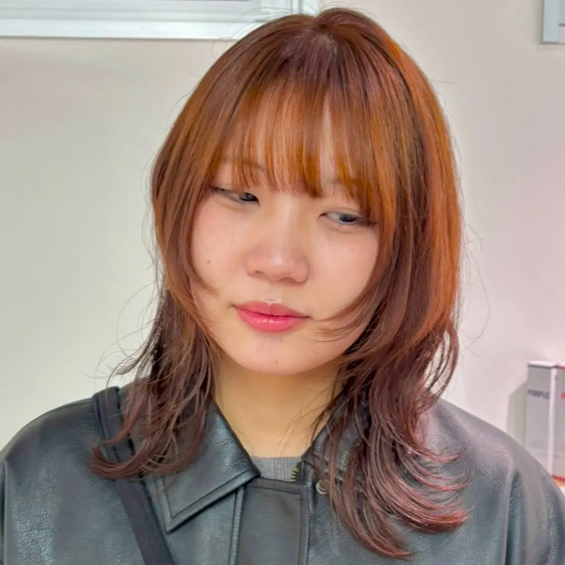 ミディアム カラー ハッシュカット レイヤーカット ネヅ カオルのヘアスタイル