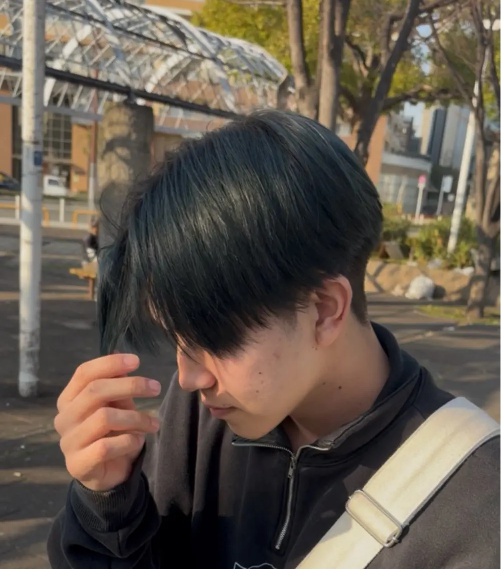 カラー メンズ 黒髪 ブルーカラー ブルーブラック ヘアカラー トリートメント 岩本 達のヘアスタイル