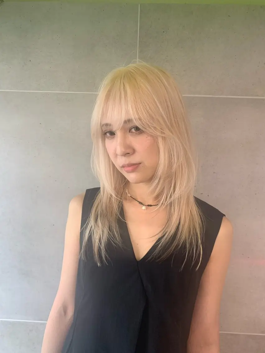 セミロング カラー ブリーチ 抜きっぱなしブロンド ブロンド ホワイトブロンド ヘアカラー トリートメント THE./ブリーチ 透感カラー/髪質改善のヘアスタイル