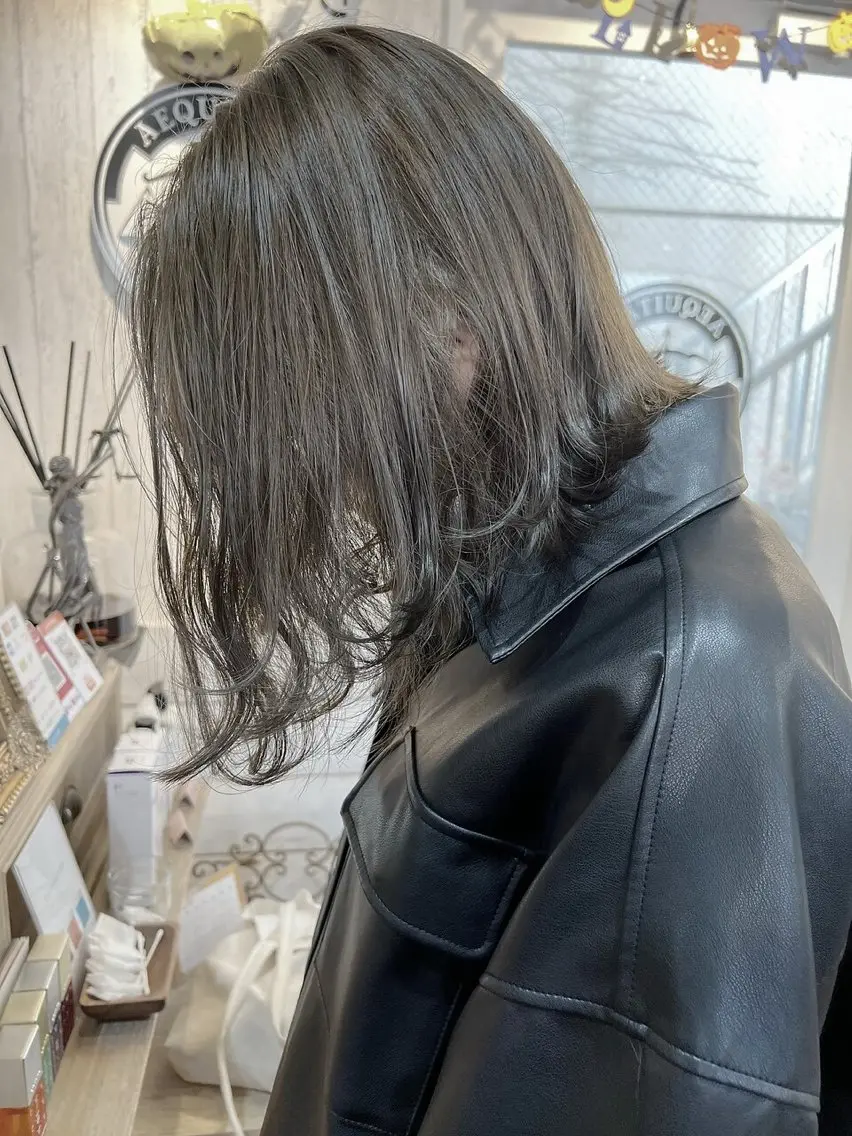 ミディアム カラー 切りっぱなしボブ アディクシーカラー アッシュ ベージュカラー ブリーチ ヘアカラー 初めてでも失敗しない 透明感カラー　Miiのヘアスタイル