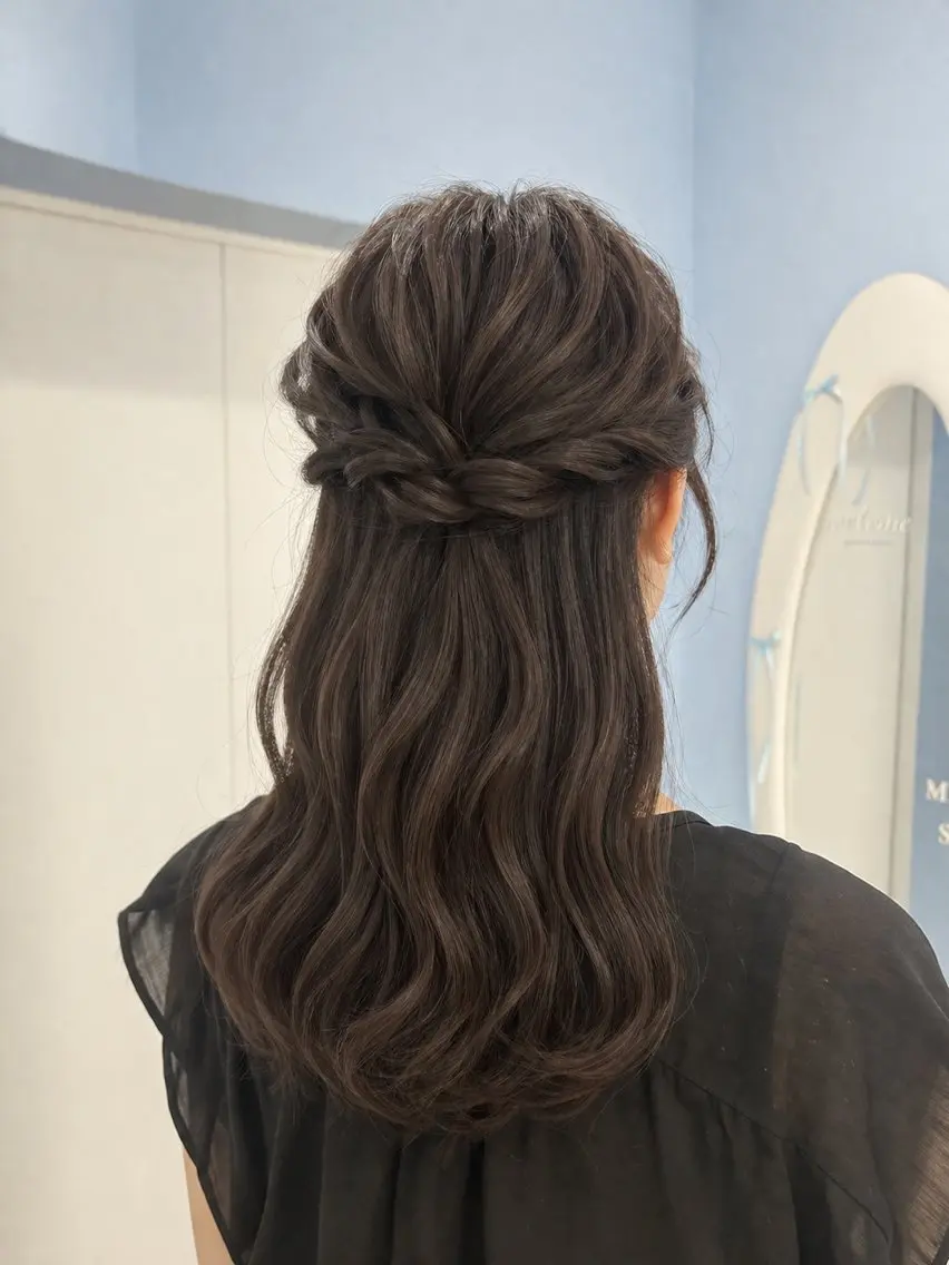 ヘアアレンジ ハーフアップ MONA AKARIのヘアスタイル