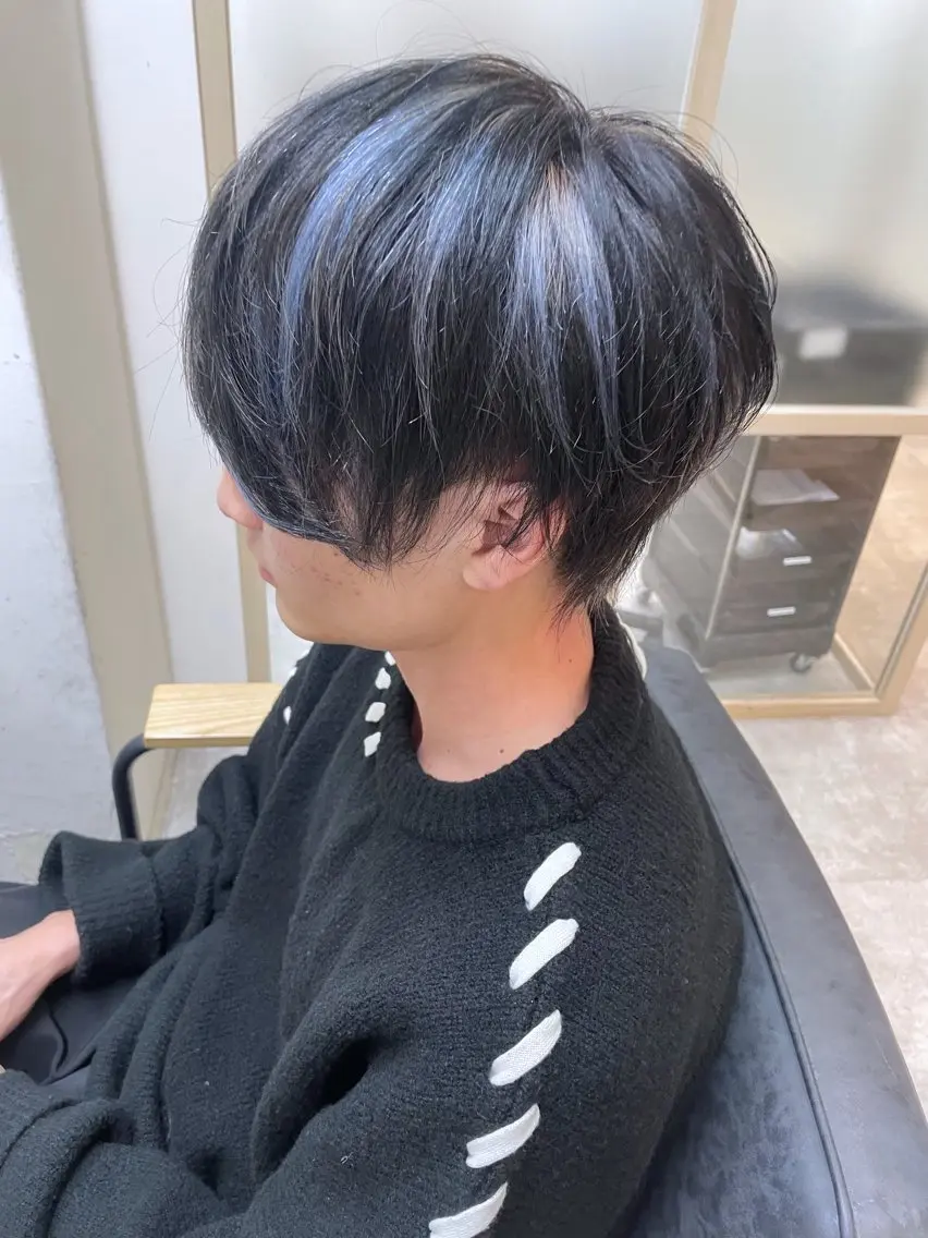 ミディアム カラー メンズ メンズメッシュ ブルーカラー ダークグレー メッシュ ☁️ケアブリーチ￤ ウルフ￤Shioriのヘアスタイル