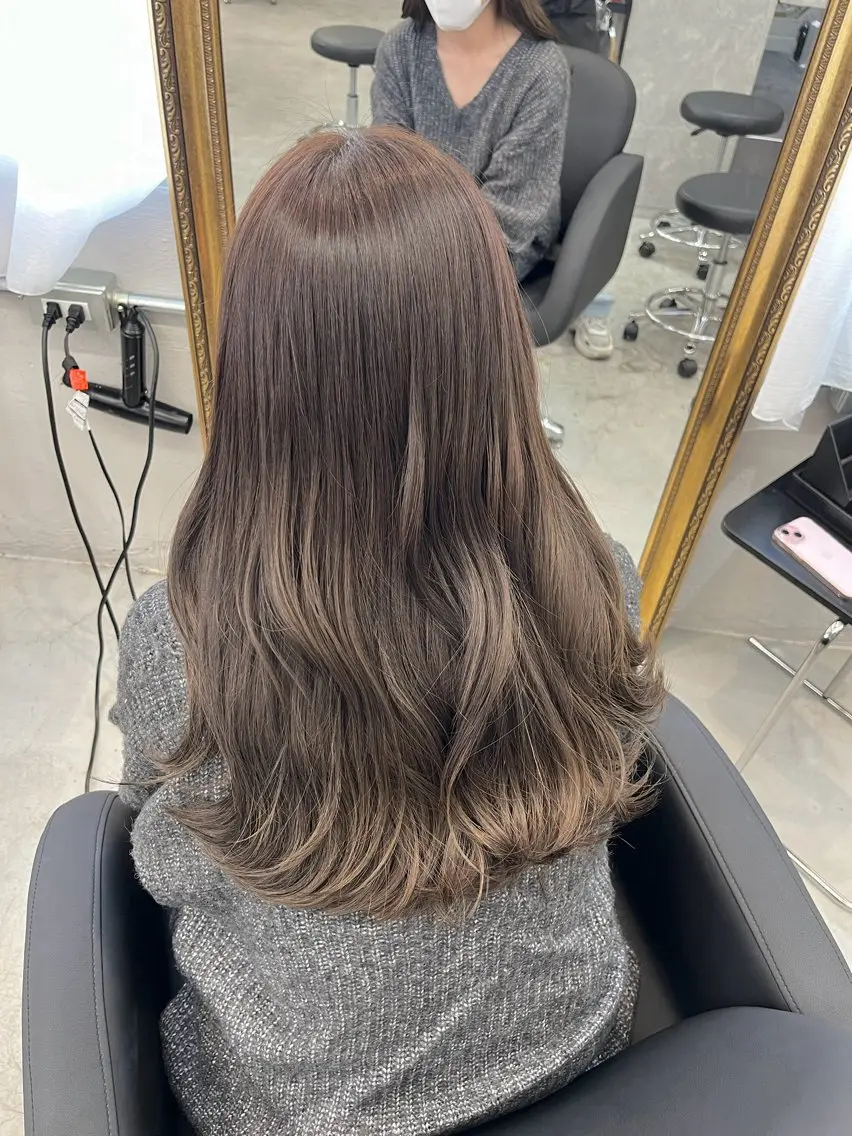 ロング カラー グレージュ/透け感 カラー/透明感カラーのヘアスタイル