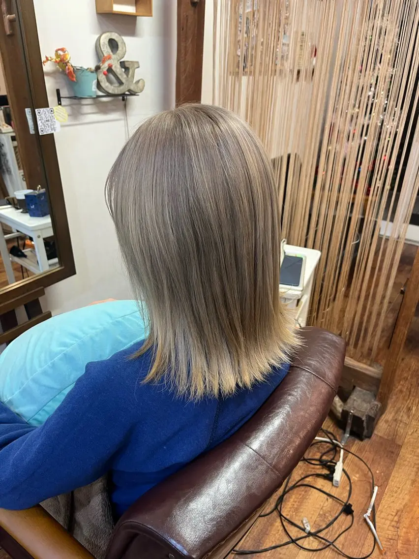 ミディアム カラー ヘアアレンジ ベージュカラー 透明感カラー ハイトーンカラー 中津川 愛恵のヘアスタイル