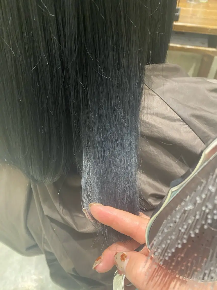 セミロング カラー 黒髪 ブルーカラー ブルーブラック 石川 莉乃のヘアスタイル