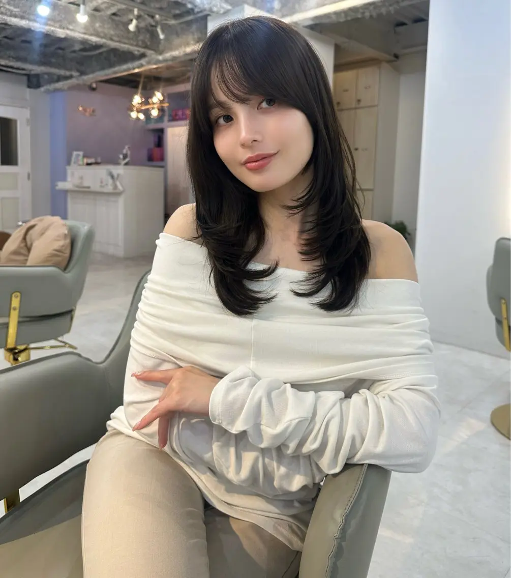 セミロング 鎌倉 彩のヘアスタイル