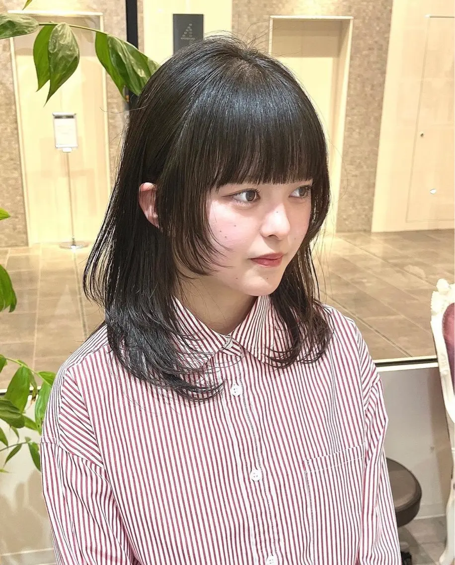ミディアム レイヤーカット 大阪ウルフカット 🐺デザインカラーのヘアスタイル