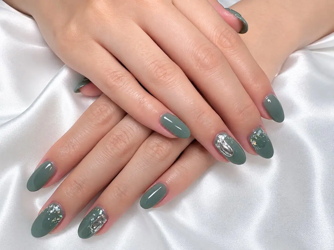 ネイル アートネイル グリーン キラキラネイル シルバー VI NAILのネイルデザイン