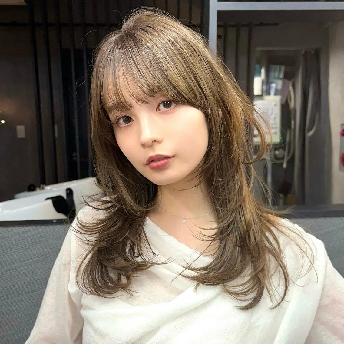 ロング カラー ベージュカラー 顔まわりレイヤー ハッシュカット レイヤーカット カット ヘアカラー トリートメント 新宿/レイヤーカット 髪質改善/小顔見せのヘアスタイル