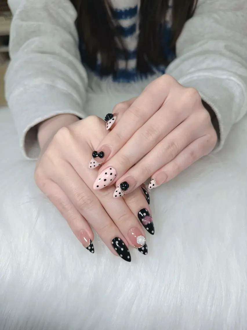 ネイル フレンチネイル ジェルネイル 韓国ネイル マグネットネイル 持ち込み ハンドネイル GOHOUBI Nail 心斎橋店のネイルデザイン