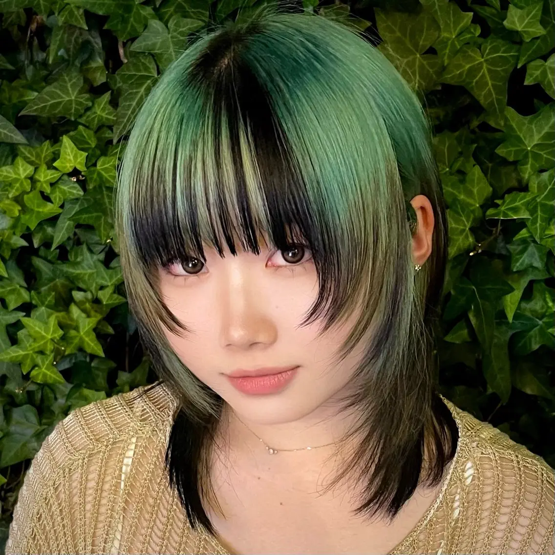 ミディアム カット ウルフ/レイヤー/ ブリーチカラーのヘアスタイル
