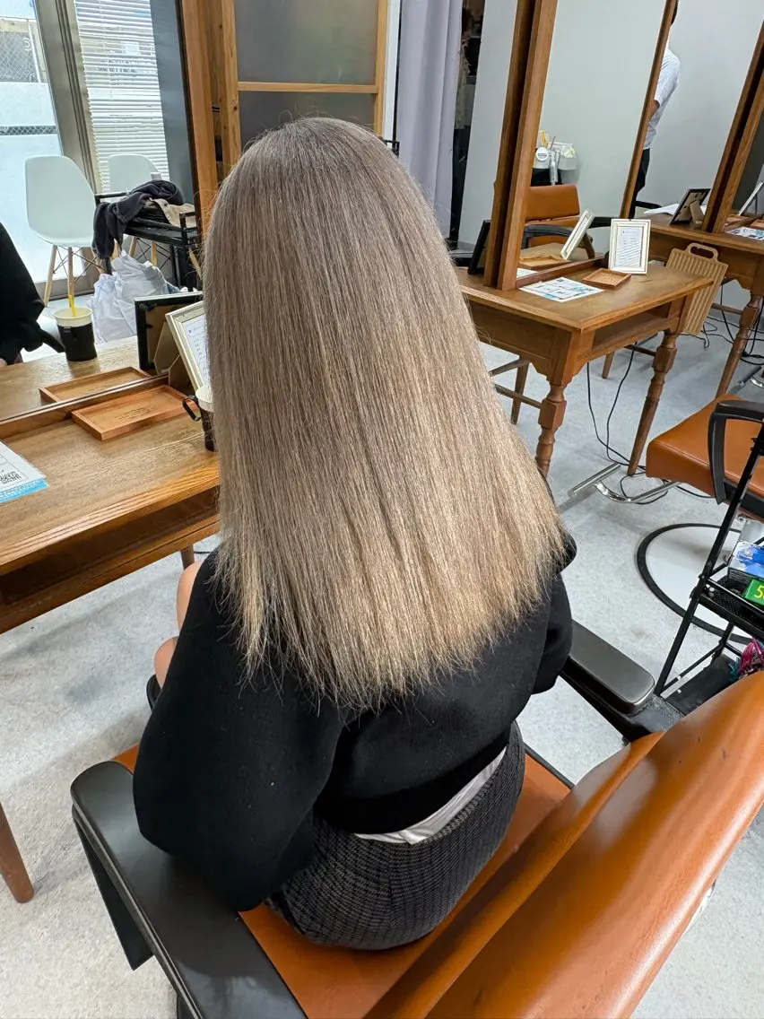 セミロング カラー ブリーチ ヘアカラー 黒川 綾音のヘアスタイル