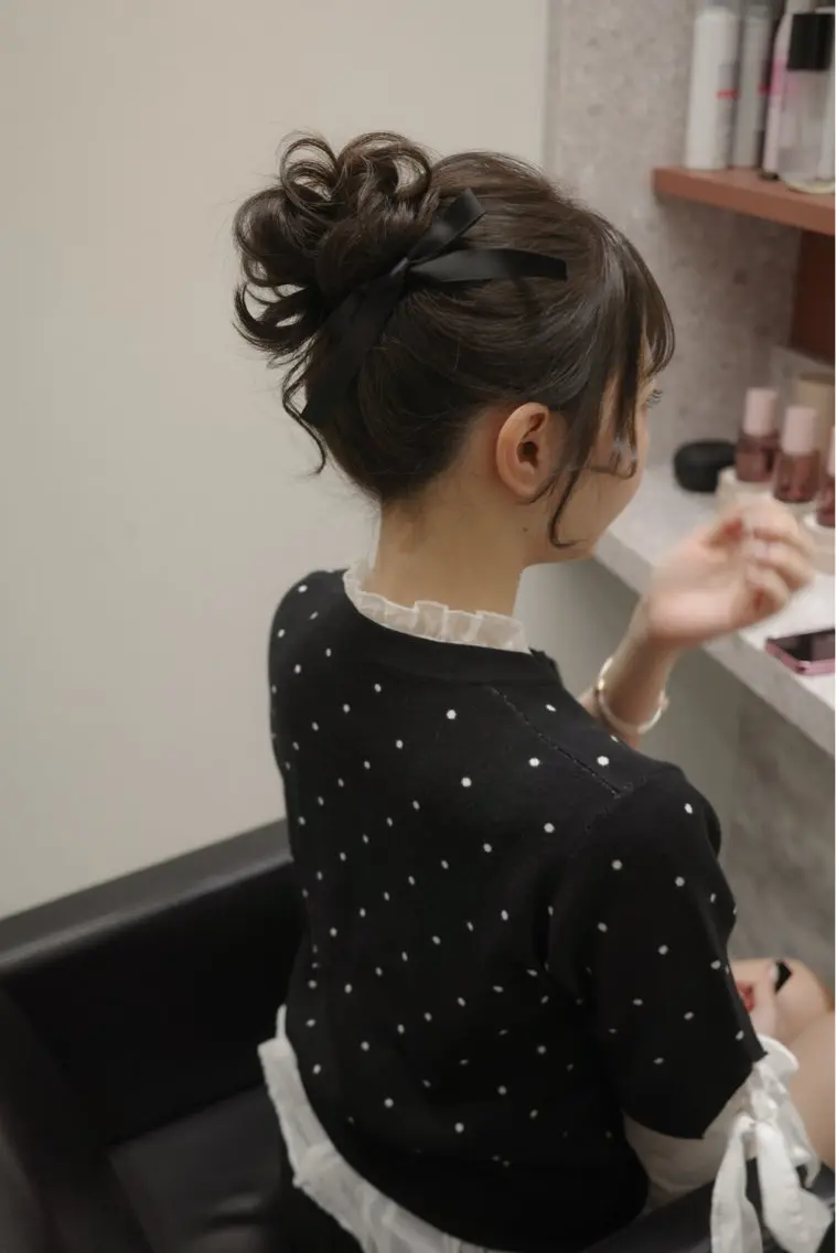 セミロング カラー ヘアアレンジ お団子ヘア 簡単アレンジ hiide sisiのヘアスタイル