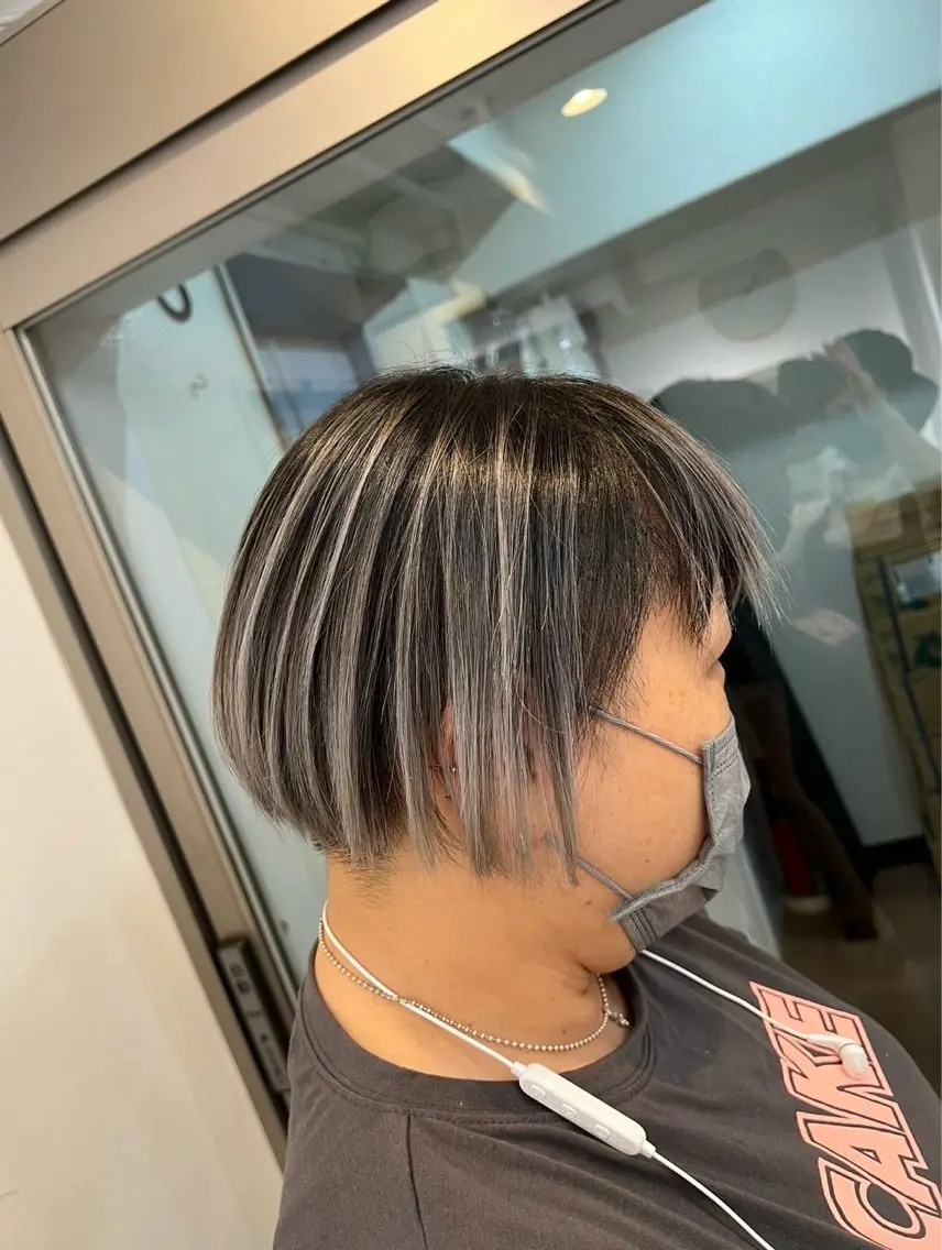 ショート カラー バレイヤージュ シルバー ホワイトシルバー レイヤーカット 指名数No.1 /NAOYAのヘアスタイル