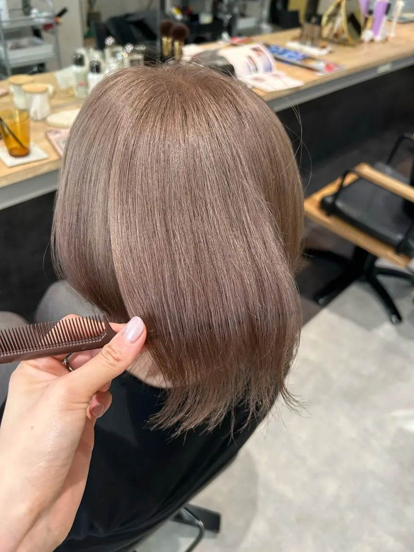 ショート カラー ベージュカラー ブリーチ ミルクティーベージュ カット ヘアカラー トリートメント hubhair レイヤー/透明感のヘアスタイル