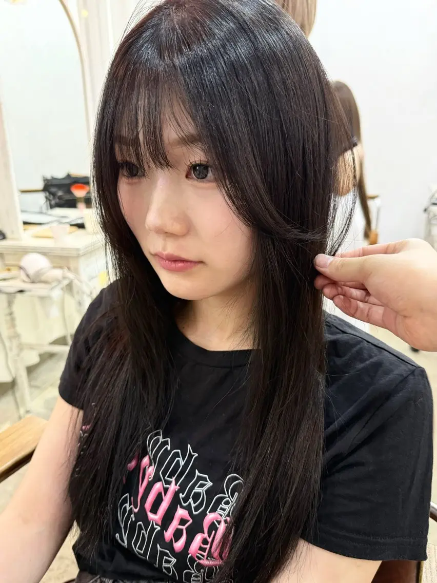 ロング カラー 黒髪 グレーブラック グレージュ シルバー ヘアカラー トリートメント 三條 朋香のヘアスタイル