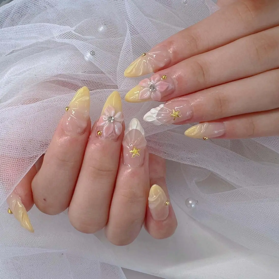 ネイル フラワーネイル ゴールド ピンク 黄色 ハンドネイル KOTORA NAILのネイルデザイン