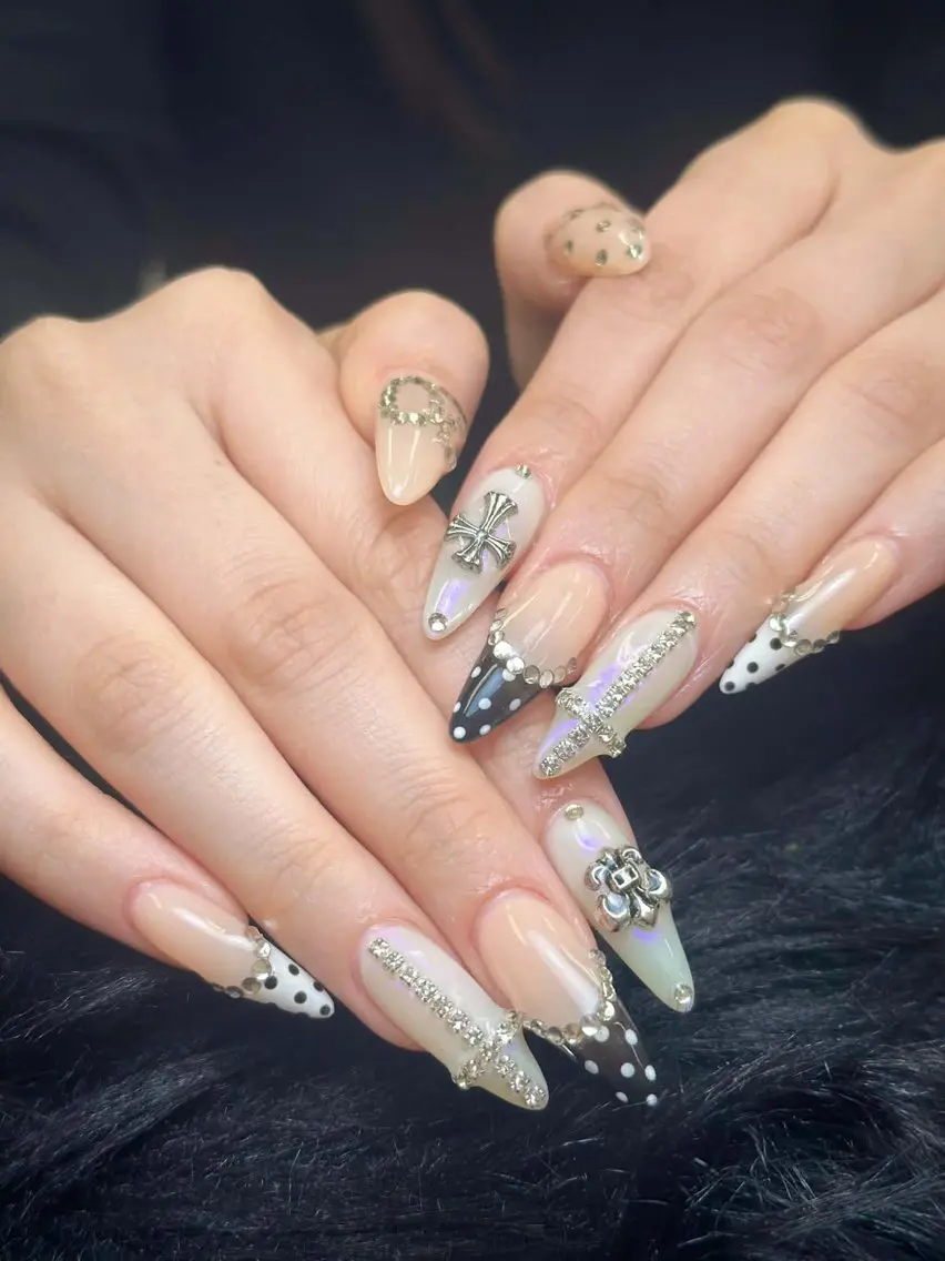 ネイル チークネイル ドット フレンチネイル グラデーション 韓国ネイル ハンドネイル Lisa Nail Salonのネイルデザイン