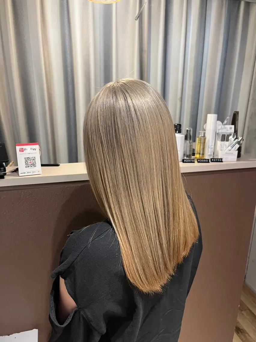 カラー ベージュカラー ブリーチ ホワイトベージュ 相宮 優羽のヘアスタイル