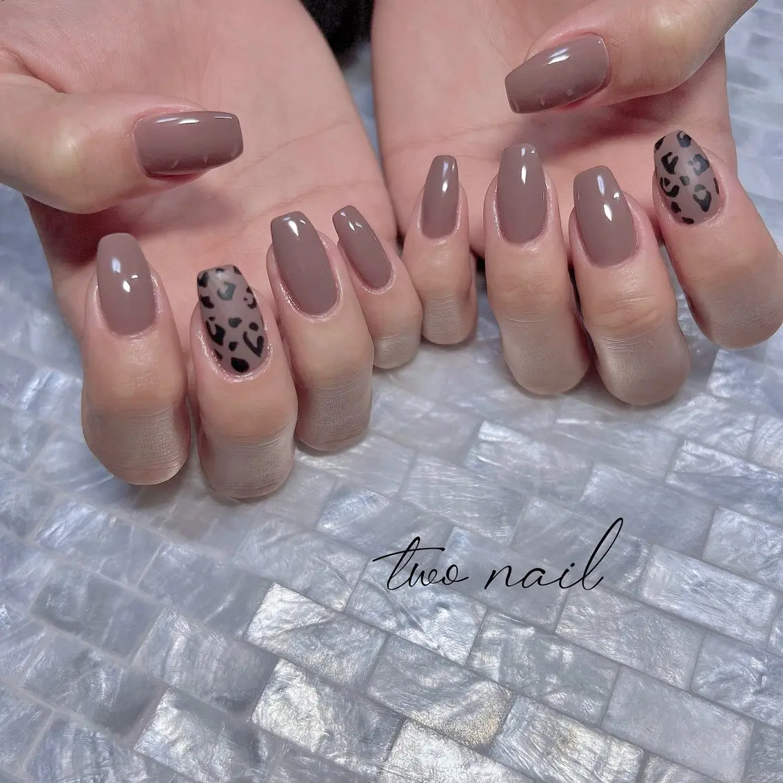 ネイル アートネイル ブラウン ネイルチップ ホワイト ハンドネイル two nailのネイルデザイン