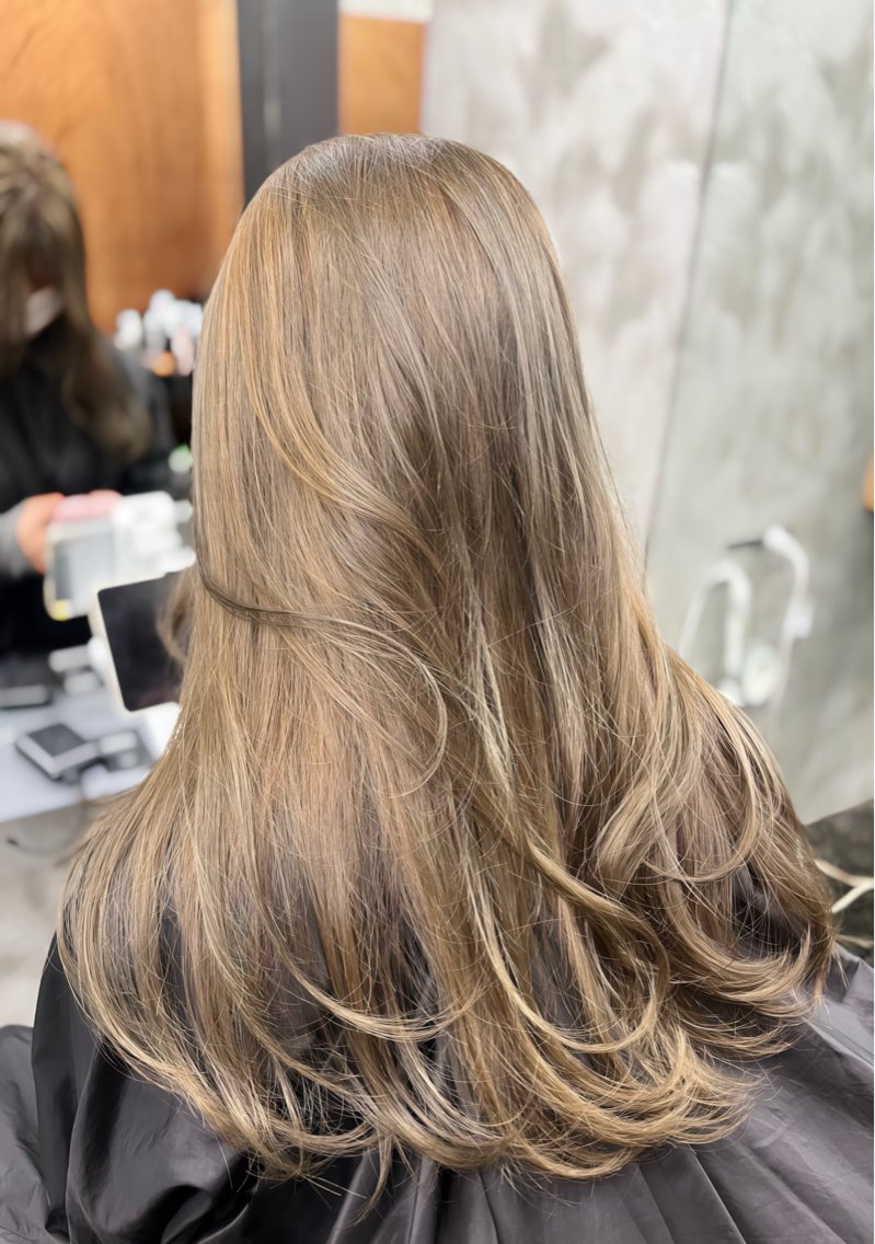カラー ESSENZA 秋山のヘアスタイル