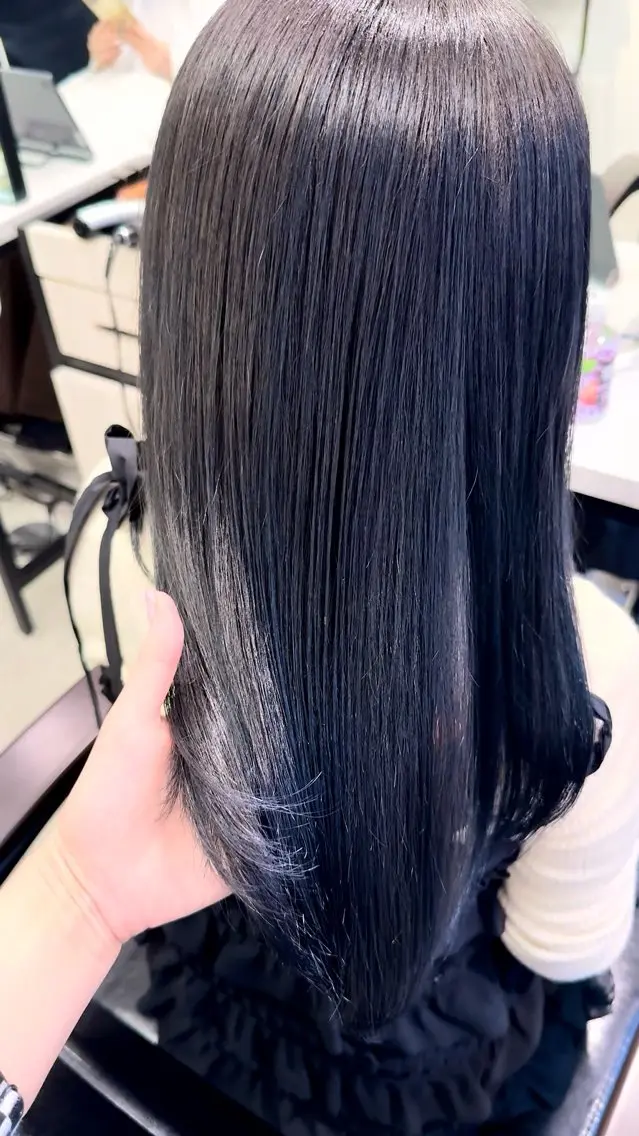 セミロング カラー 黒髪 ブリーチ ブルーカラー ブルーブラック 透明感カラー カット ヘアカラー トリートメント Mikuレイヤー /高発色カラーのヘアスタイル