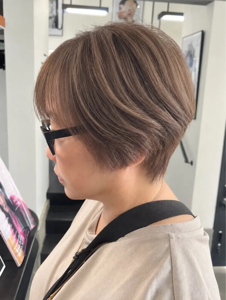 ショート カラー ベージュカラー ブラウンカラー ブラウンベージュ 透明感カラー ショートヘア カット ヘアカラー 白髪ぼかし 揚村武斗のヘアスタイル