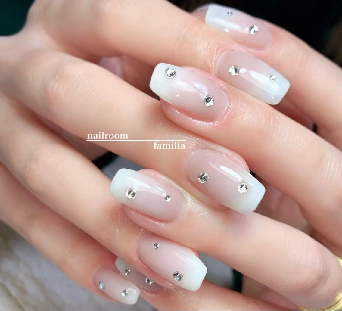 ネイル グラデーション ストーンネイル ハンドネイル -nailroom- familiaのネイルデザイン