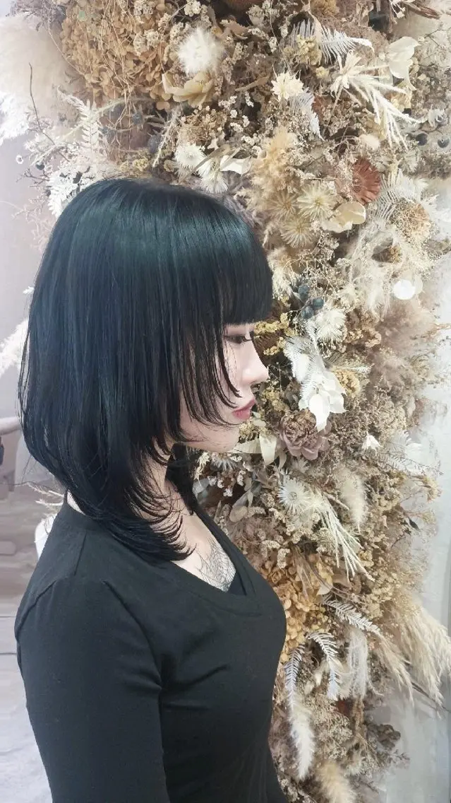 ミディアム レイヤーカット カット yuumi 👱🏻‍♀️のヘアスタイル