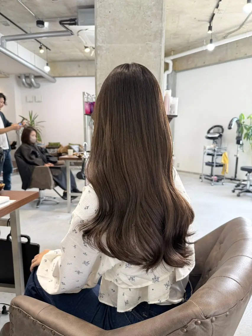 ロング カラー ベージュカラー オリーブベージュ カット ヘアカラー トリートメント カイリ /レイヤーカットのヘアスタイル